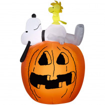 Gemmy 4.50 ft. Pre-Lit Inflatable Snoopy and Woodstock on Pumpkin-MD Scene Airblown
